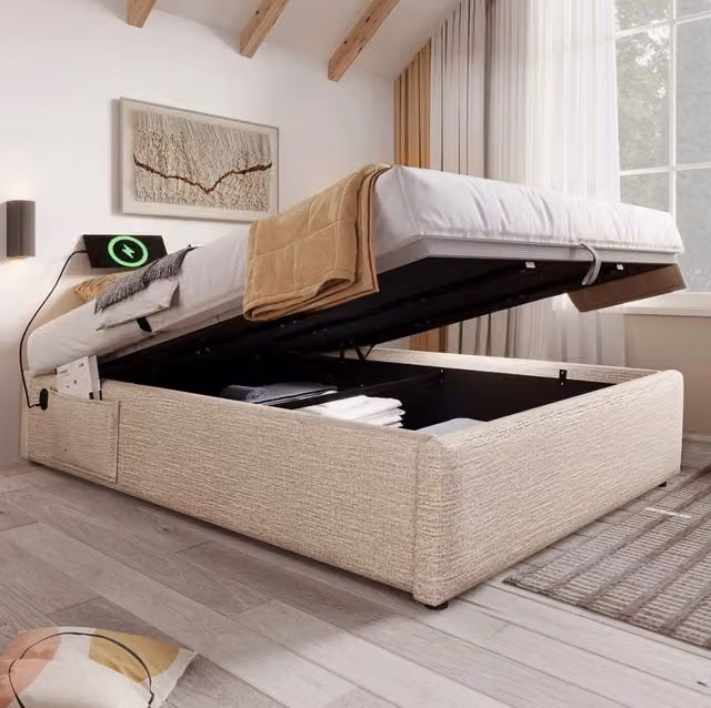 Letto matrimoniale 160x200 cm in lino naturale con struttura in legno massello, base a doghe integralmente supportata e porta USB-C integrata, senza testiera