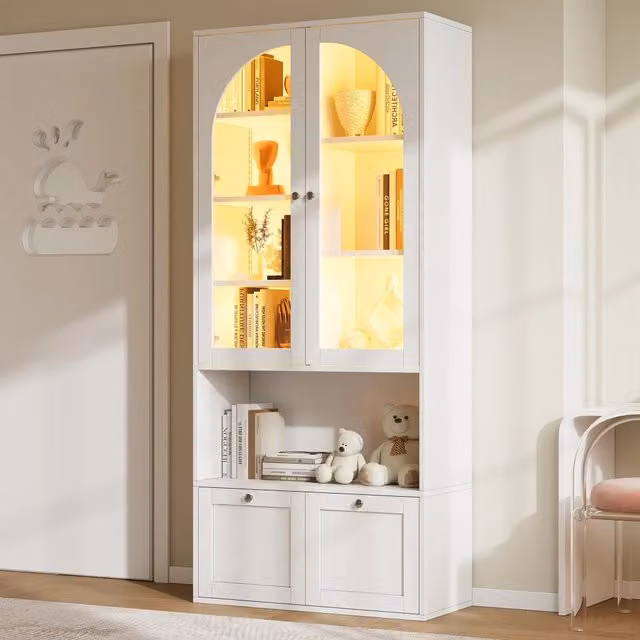 Vetrina LED 80 x 35 x 180 cm; ante vetrate ad arco; cassetti; libreria e ampio spazio contenitore per collezioni e soggiorno; bianco