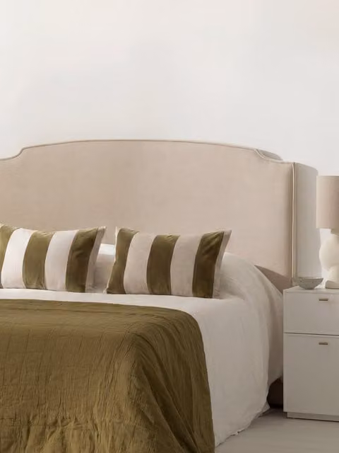 Testiera imbottita curva Kenay Home beige per letto 150/160 cm