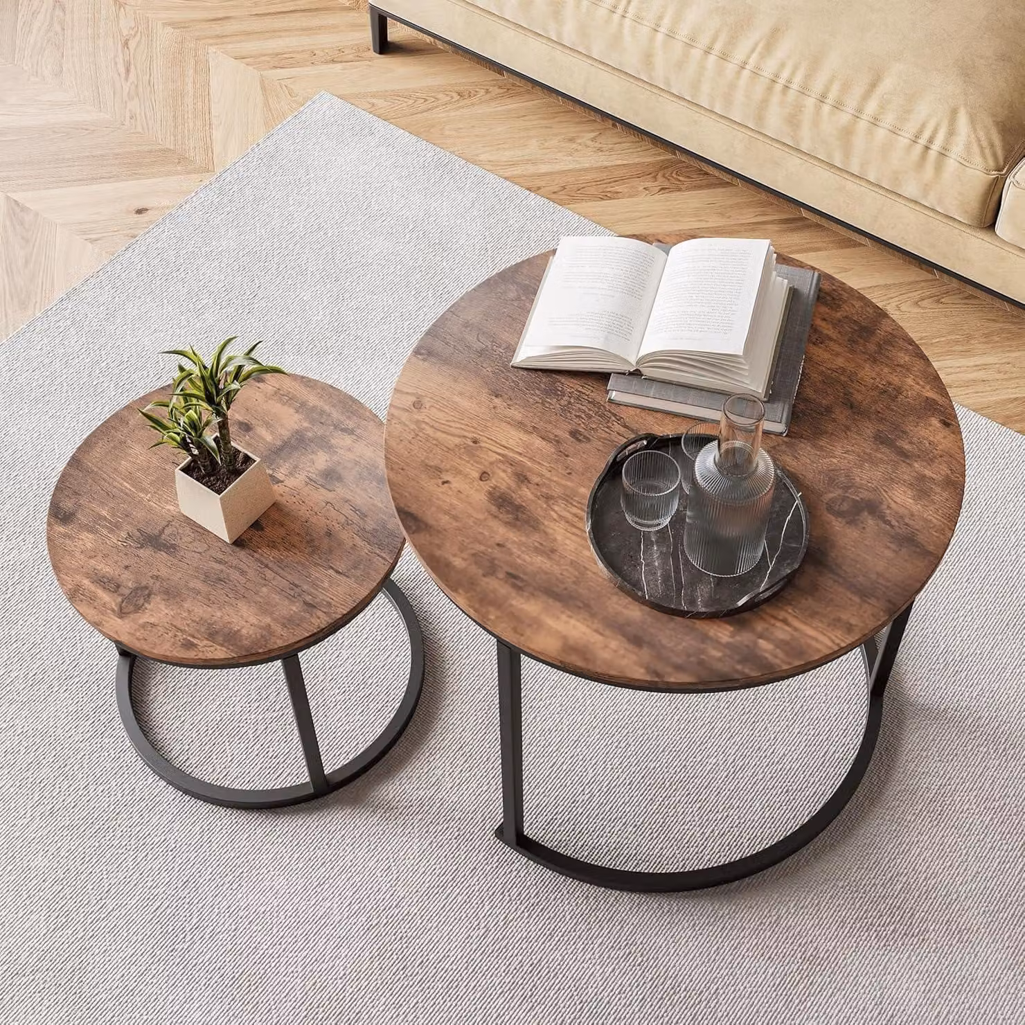 Set di due tavolini rotondi, color marrone, in metallo e legno, impilabili. Dimensioni: 60x49 cm e 40x36 cm