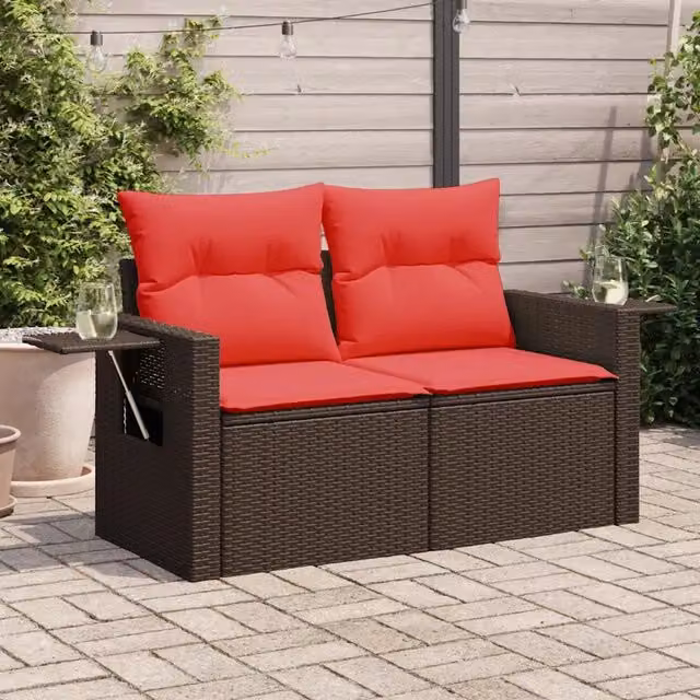Divano da giardino a 2 posti Design Mania in polyrattan marrone con cuscini imbottiti e rivestimenti rimovibili L: 124 cm, P: 69 cm, H: 62 cm – 1