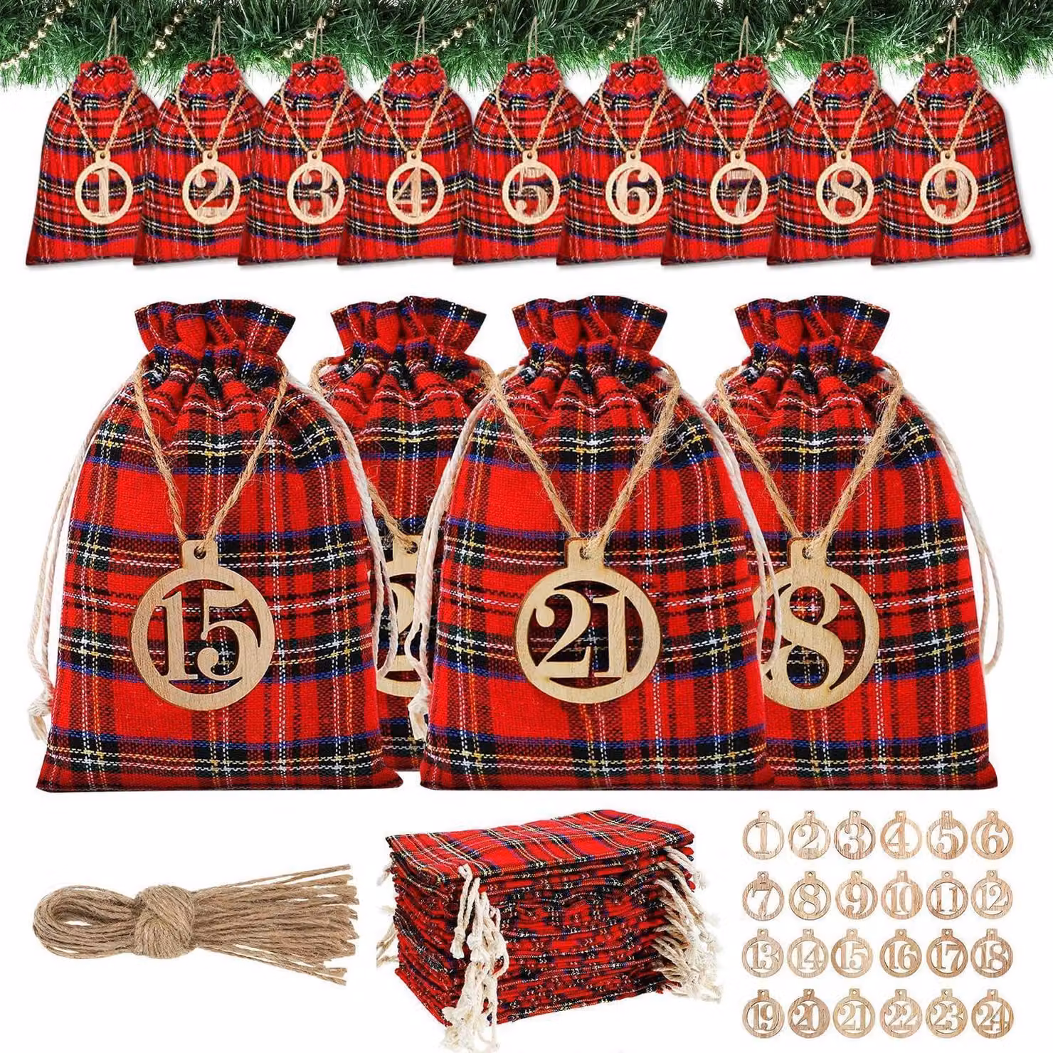 Calendario dell'Avvento da riempire, 24 sacchetti in tessuto a quadretti rossi, con piccoli elementi decorativi in legno