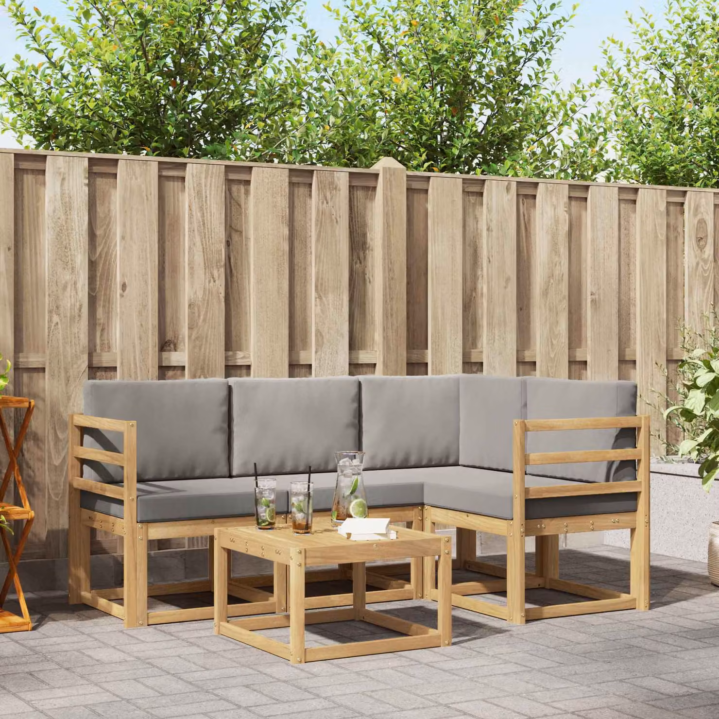 vidaXL Set di divani da esterno a L composto da 5 pezzi in legno di acacia con cuscini, Bianco e Grigio