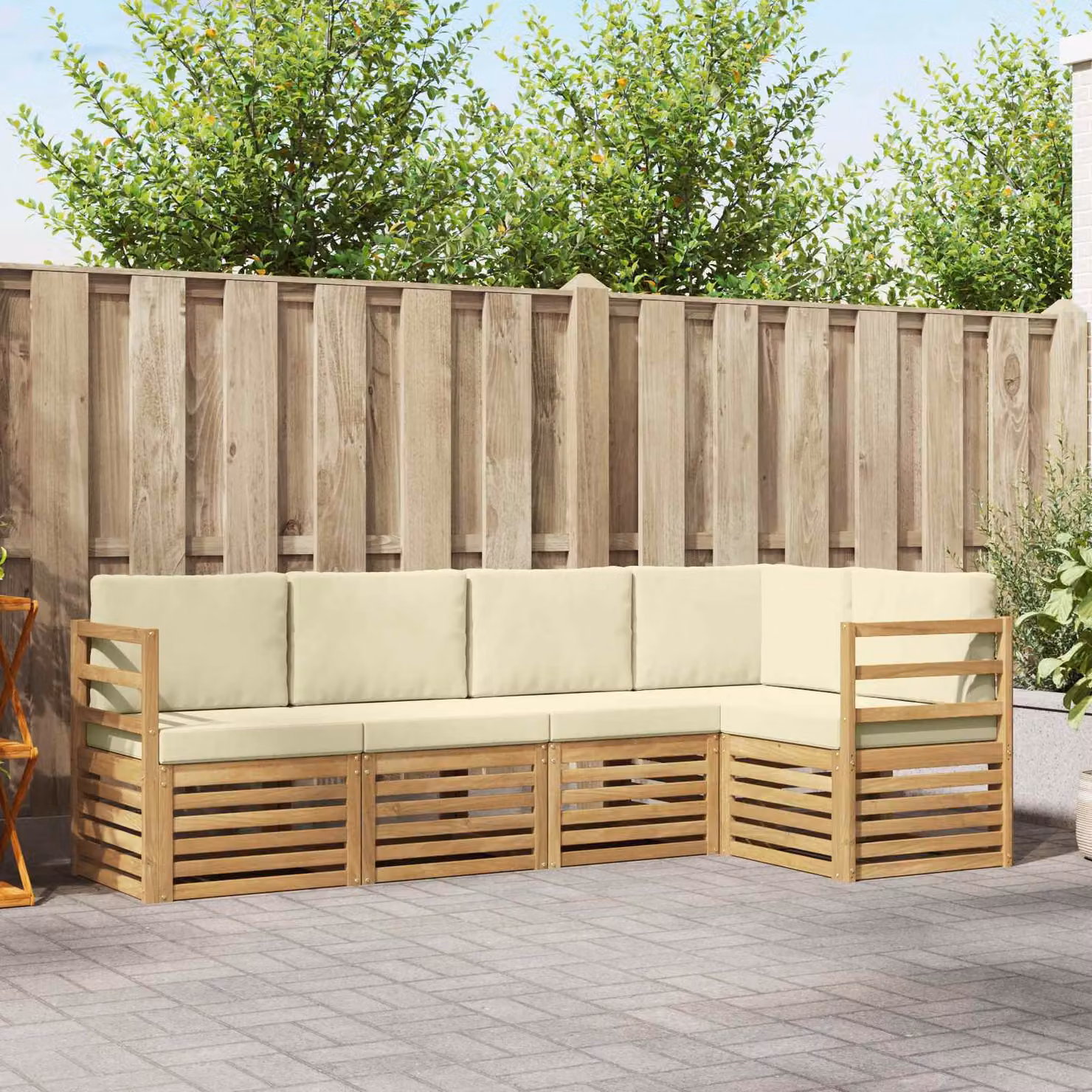 Set di divani da esterno vidaXL a forma di L composto da 5 pezzi in legno di acacia con cuscini bianchi e beige