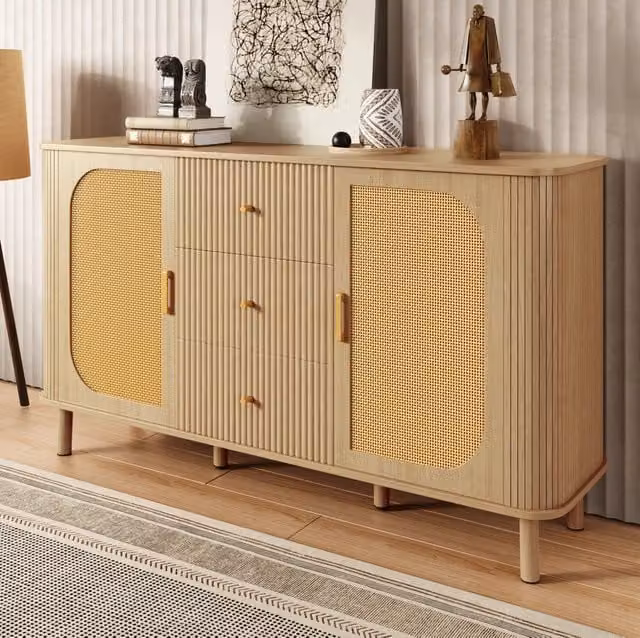 Sideboard in MDF naturale con ante in rattan; cassetti ondulati e gambe effetto legno