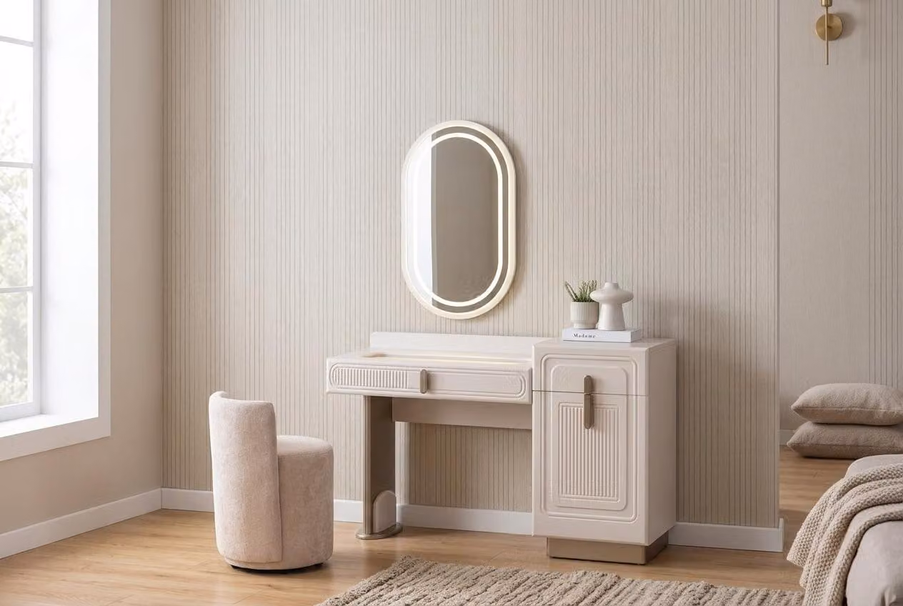 Set da trucco elegante: specchio, sgabello, beige, design moderno e raffinato