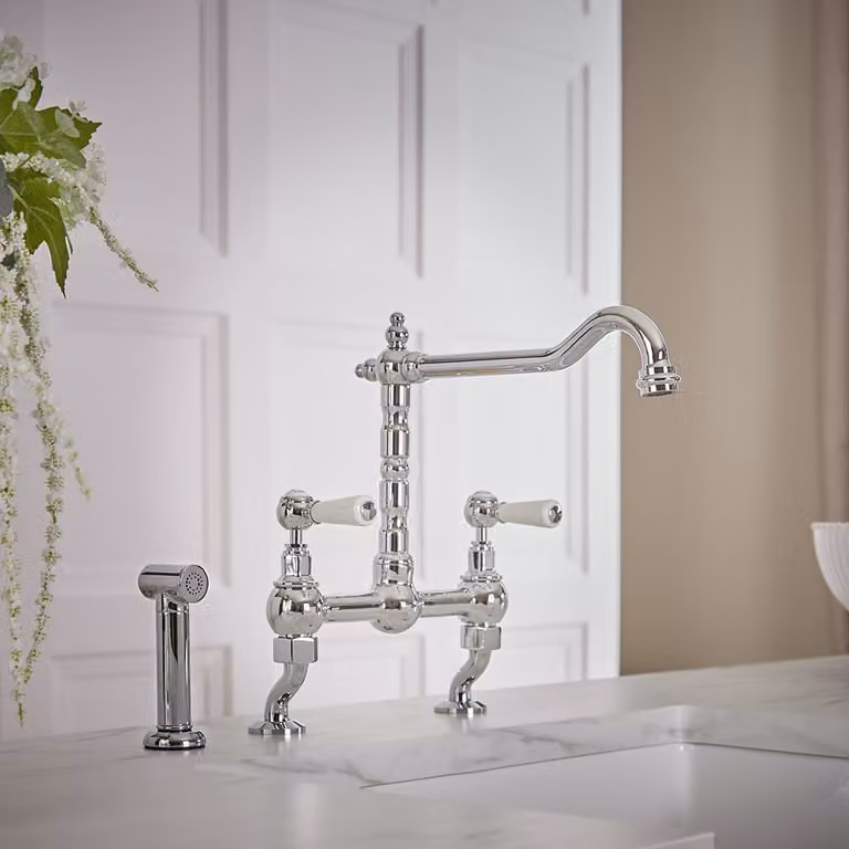 Miscelatore Cucina Classico Ponte A Gomito Con Spray Estraibile - Cromato E Bianco - Elizabeth