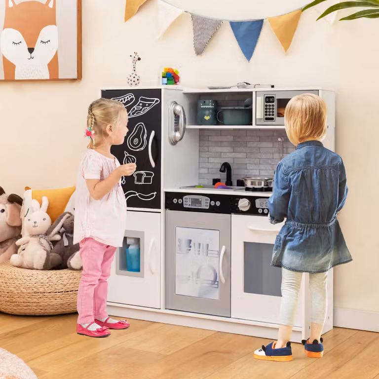 Set cucina giocattolo per bambini Costway in legno bianco con lavagna, telefono, microonde e fabbricatore di ghiaccio