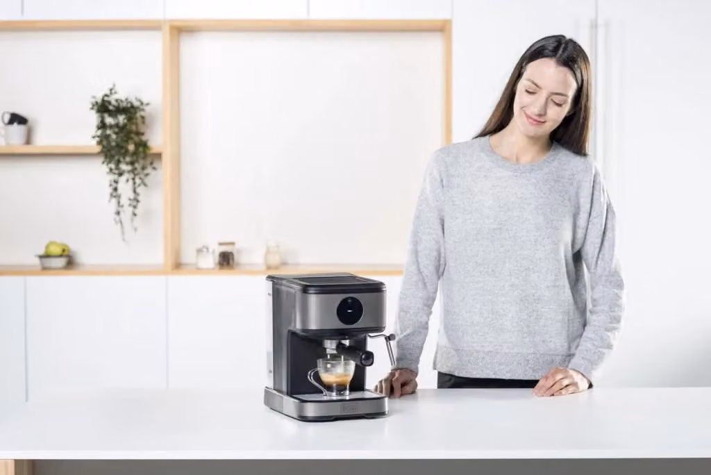 Black+decker BXCO850E Macchina da caffè Espresso con pannello touch, 20 bar, 850 W, serbatoio da 1,5 l, colore argento e bronzo in acciaio inox – 2