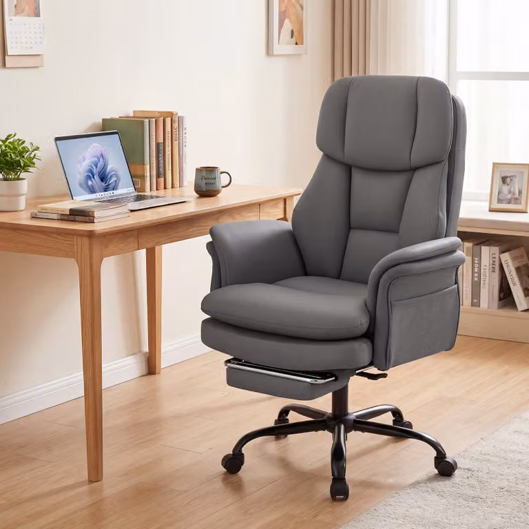 Sedia da ufficio ergonomica Costway in ecopelle grigia con braccioli regolabili, poggiapiedi retrattile e rotelle girevoli