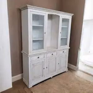 Credenza cristalliera KIVIO in legno e vetro stile shabby chic con 3 ante e ante in vetro, colore bianco, L: 220 cm, P: 46 cm, H: 6 cm (non specificata correttamente nei dati, ma basata sui valori forniti) - Nota: i dati tecnici forniti presentano incongr