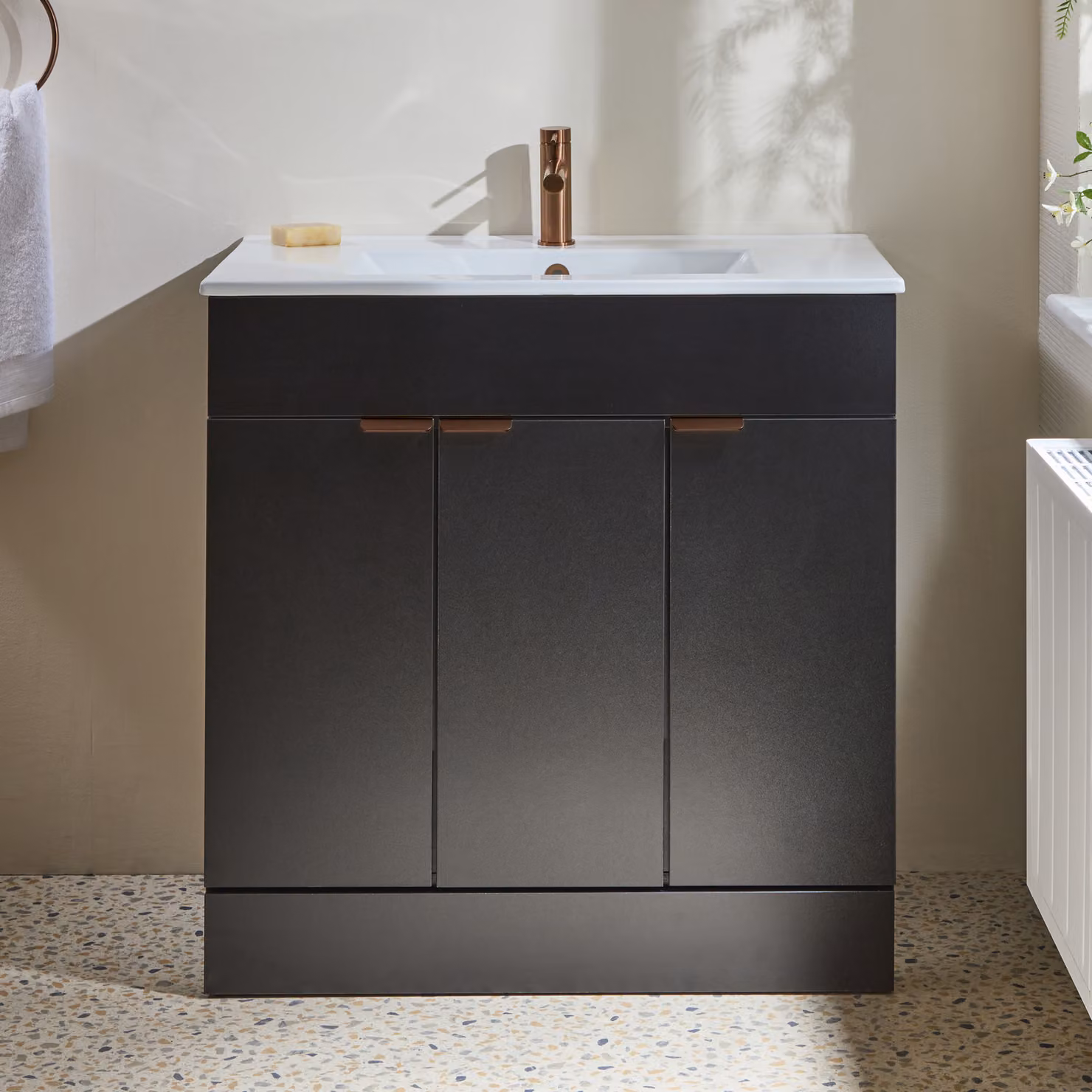 Mobile Bagno a Terra Grigio Nero da 810mm con Lavabo e Maniglie con Impugnatura a Dito in Rame Satinato - Cluo
