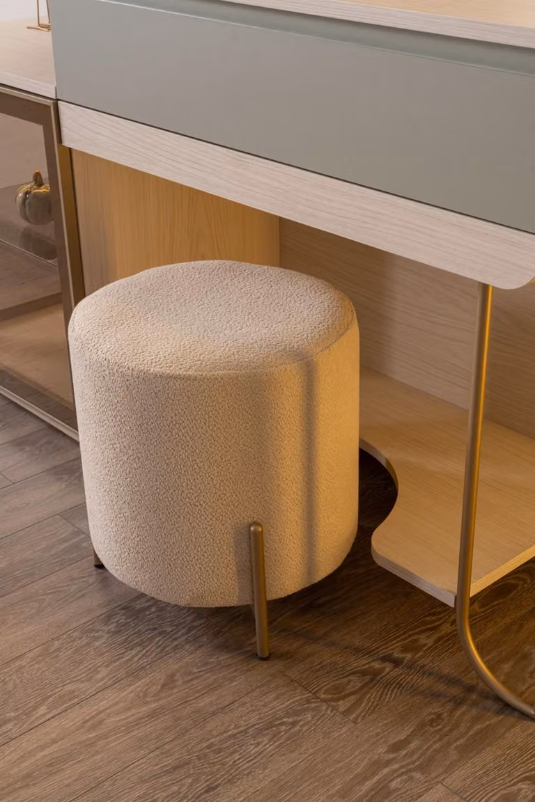 Hocker im modernen Stil Ein elegantes Detail für Ihr Zuhause