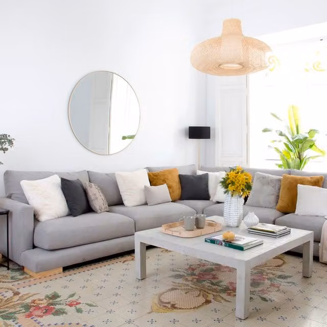 Divano angolare Luxor Living a 4 posti con chaise longue a destra, rivestimento in tessuto grigio e struttura in legno massiccio