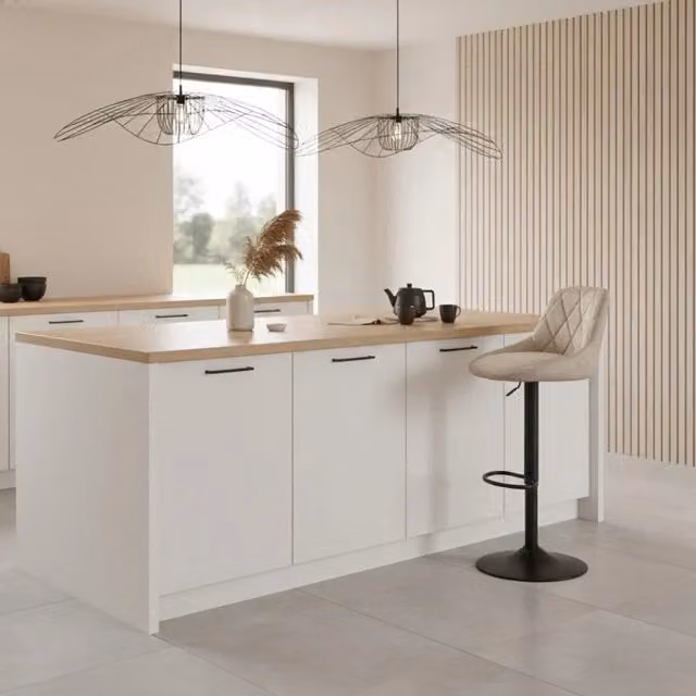 Set di 2 sgabelli da bar e cucina regolabili in altezza in microfibra beige Luca con struttura in metallo e poggiapiedi | Duzzle
