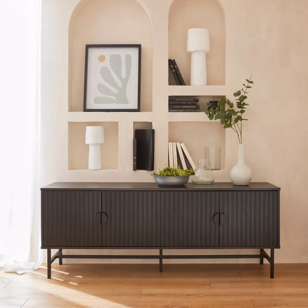 Mobile TV Sweeek in stile industrial nero con effetto legno scanalato e dettagli in metallo, L: 160 cm, P: 39 cm, H: 60 cm – 2