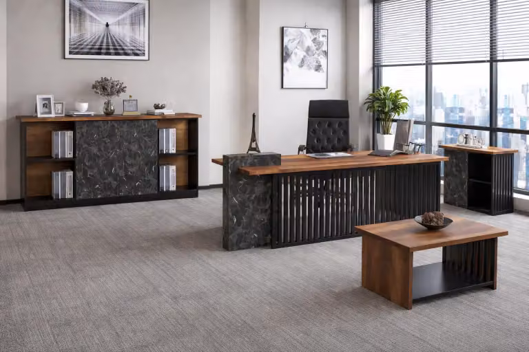 Set da studio nei toni del grigio-marrone: scrivania da direttore e credenza di design