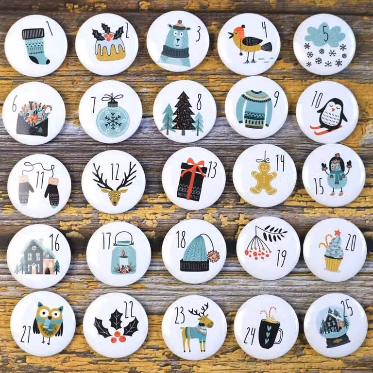 Calendario dell'Avvento: numeri, bottoni da appendere, 25 pezzi, diametro 3,8 cm, metallo e plastica