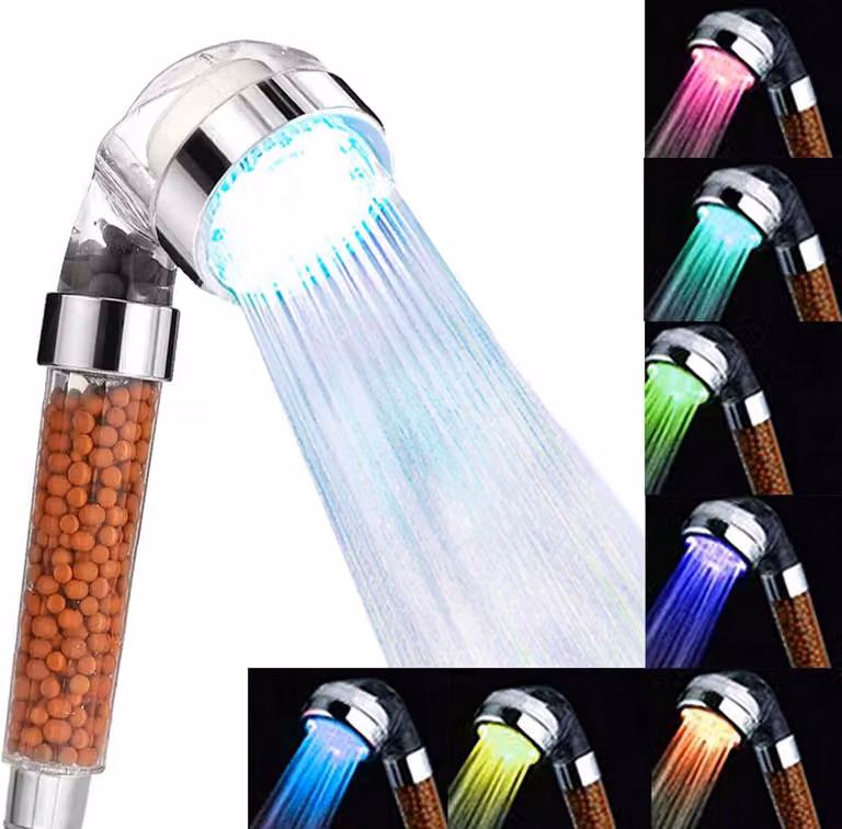Doccia con ugello potenziatore della pressione dell'acqua, che consente un notevole risparmio idrico. Doccia a LED con 7 diverse variazioni di colore. Doccia a mano con filtro ionico e filtro in pietra per un'esperienza simile a quella di una spa