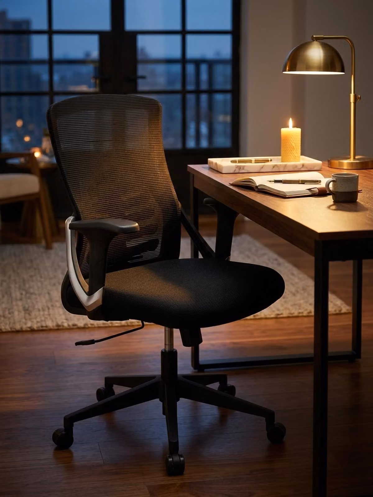 Sedia da ufficio nera con rivestimento in rete, sedia da scrivania fino a 120 kg, sedia girevole regolabile in altezza con supporto lombare, poltrona da scrivania in tessuto ergonomica con braccioli e funzione oscillante