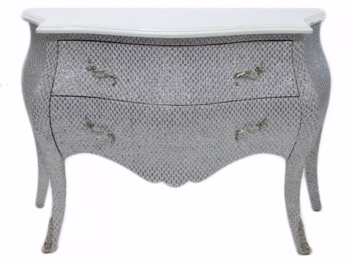 Comò Casa Padrino in stile barocco, con un'elegante finitura scintillante, colore bianco. Larghezza: 120 cm