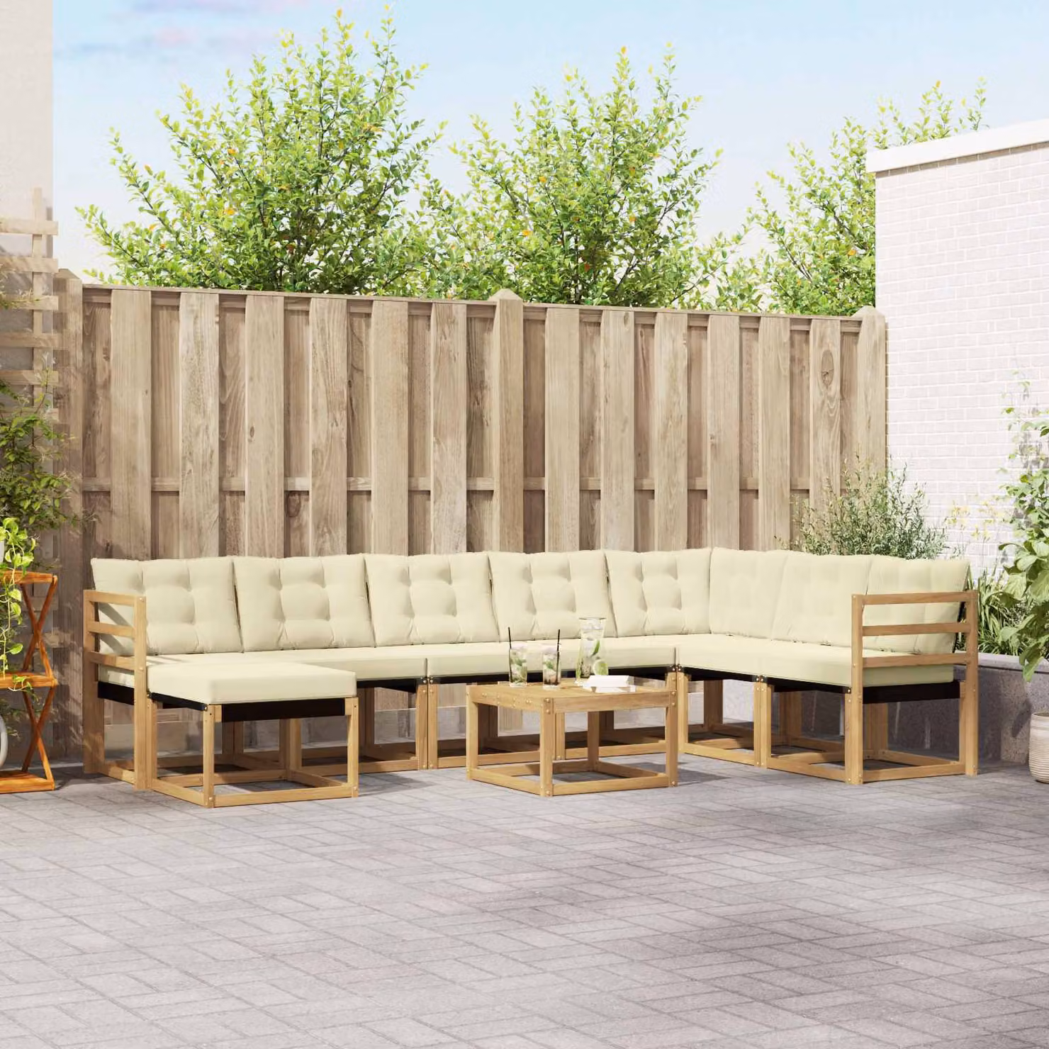 vidaXL Set di divani da esterno a forma di U in legno di acacia con cuscini, tavolino e pouf, Bianco e Crema