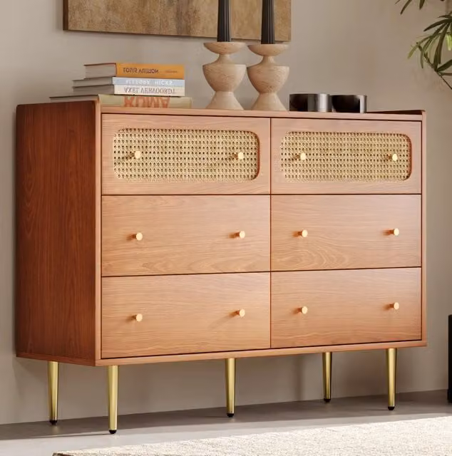 Cassettiera con 6 cassetti; 2 frontali in rattan; gambe in metallo; finitura noce; 120 x 40 x 90 cm