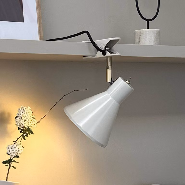 Dyberg Larsen Lampada con morsetto Sleep, Bianco / Opale, Soggiorno / Sala da pranzo, Metallo, Design, Lampada con morsetto