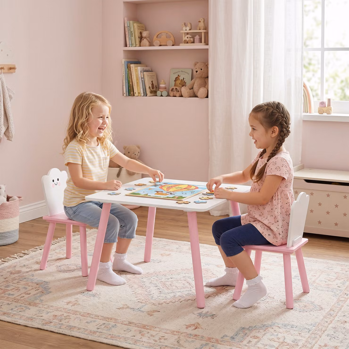 Set Tavolo e 2 Sedie per Bambini AIYAPLAY in Legno con Angoli Arrotondati, Tema Zucchero Filato, Rosa e Bianco – 2
