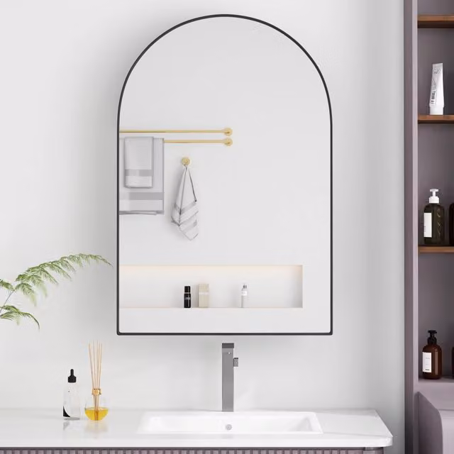 Mobiletto a Specchio da Parete ad Arco con Cornice in Metallo, Ripiani Regolabili e Vano Portaoggetti, Nero, per Bagno, Soggiorno e Camera
