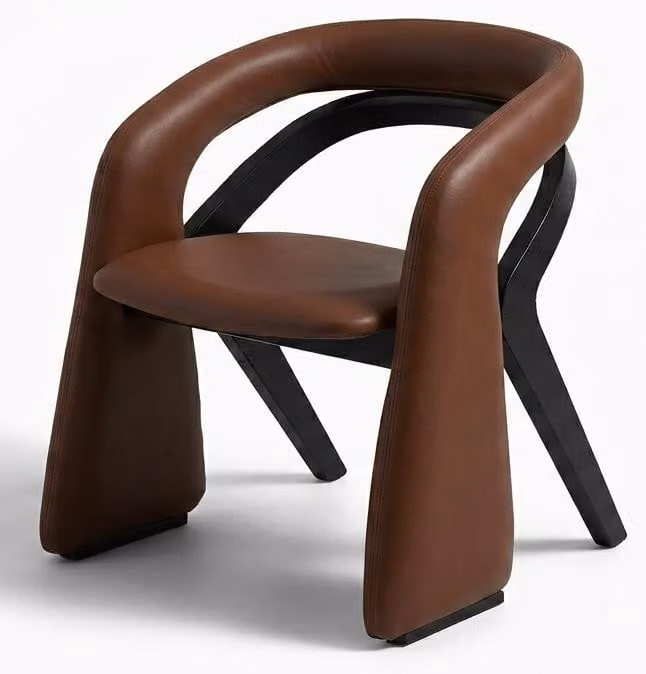 Sedia dal design moderno, in pelle marrone, con struttura in legno nero, dallo stile scultoreo e dal comfort elevato