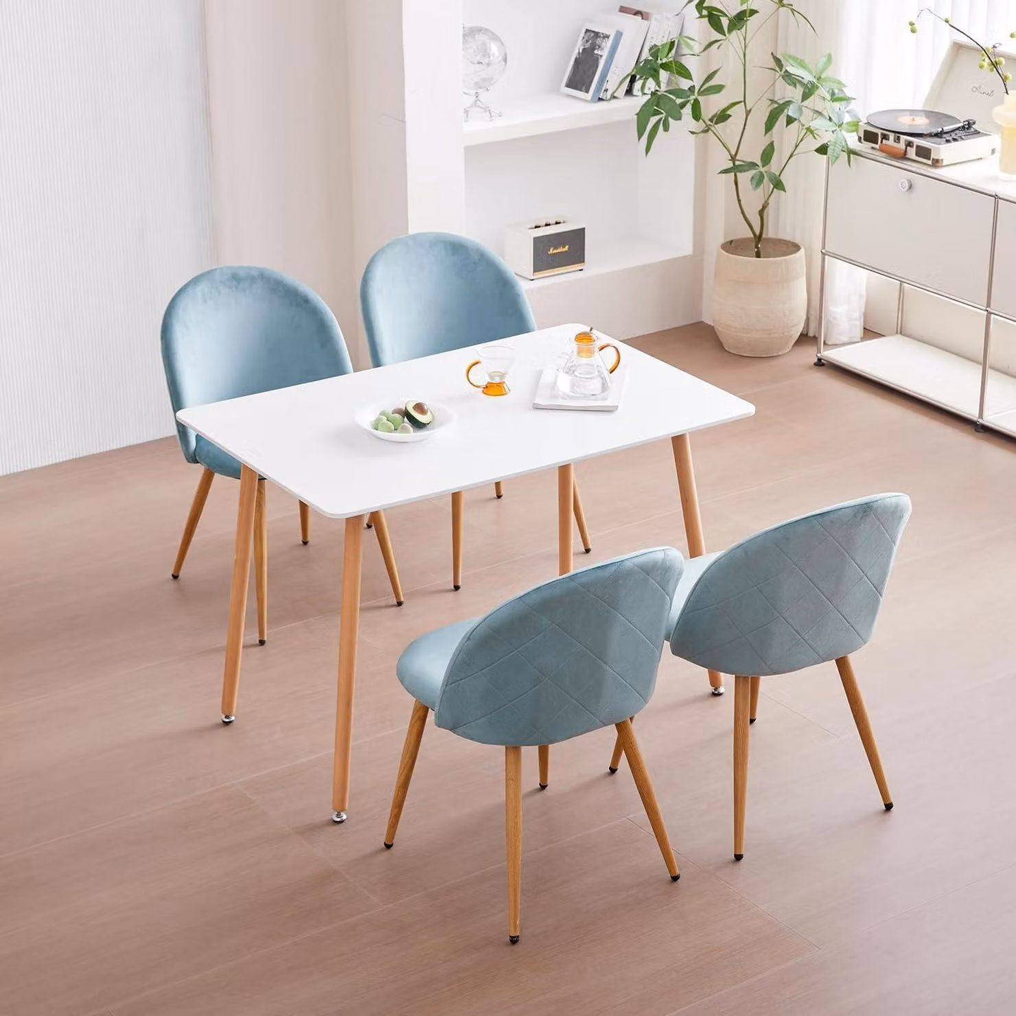 Set da pranzo composto da un tavolo rettangolare e 4 sedie, in legno e velluto, colore verde e bianco, dimensioni 110x70x75 cm