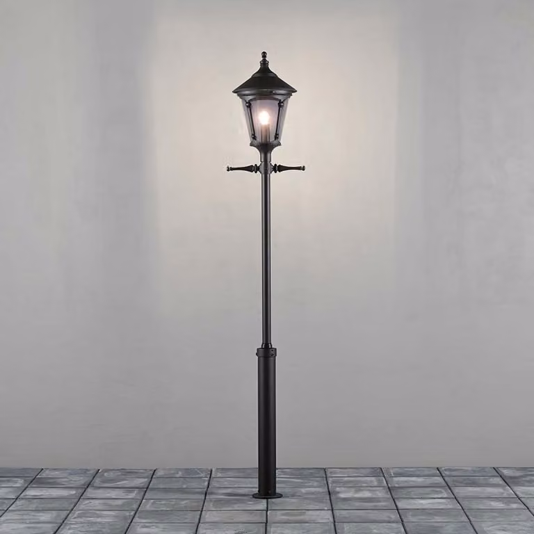 Testa di lampada Konstsmide Virgo in alluminio laccato nero, con vetro acrilico color fumo. Vetro acrilico, prezzo comprensivo di palo e supporto per scala