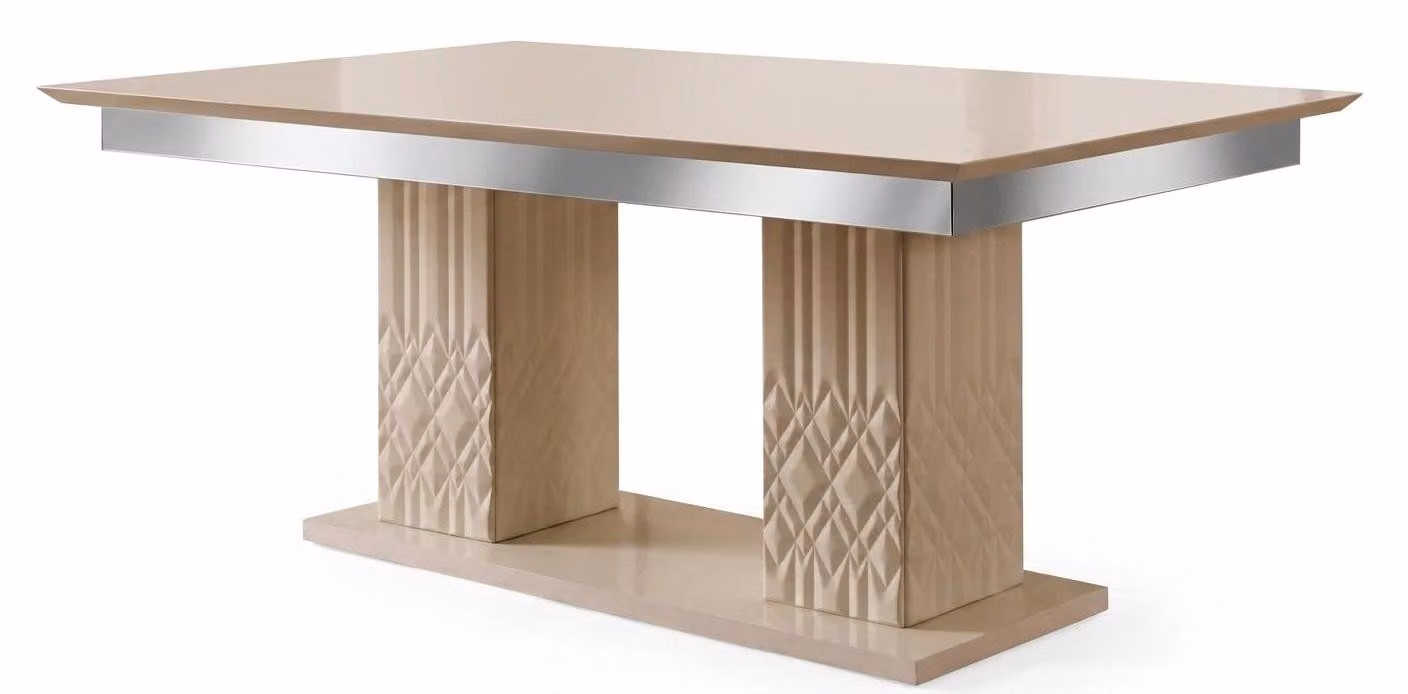 Tavolo da pranzo beige, design moderno, stile pratico e funzionale, elegante e funzionale