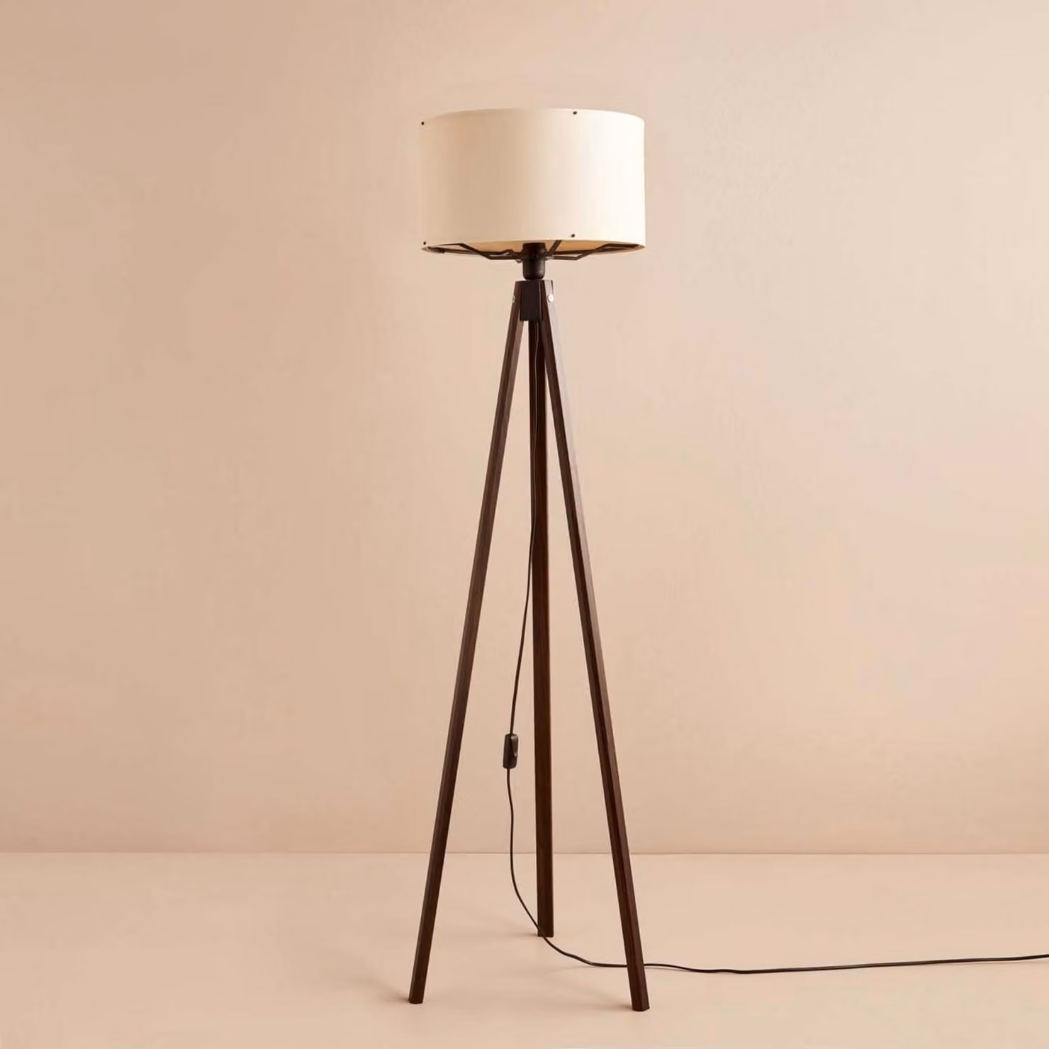 Opviq, lampada da terra di alta qualità, 140 cm, struttura interamente in legno, rivestimento interamente in tessuto, attacco E27, max. 40 W, diametro 21 cm, altezza 20 cm | Design scandinavo nei colori beige e marrone.