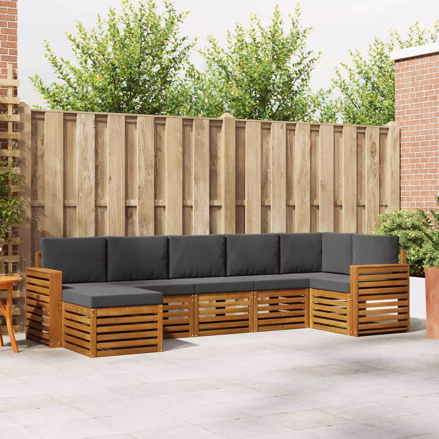 vidaXL Set di divani da esterno a L in legno di acacia con cuscini, beige e antracite