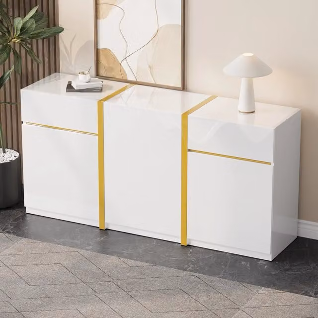 Credenza moderna Mivray con 3 ante e 2 cassetti in MDF, finitura bianca lucida e dettagli oro, L: 160 cm, P: 40 cm, H: 78 cm