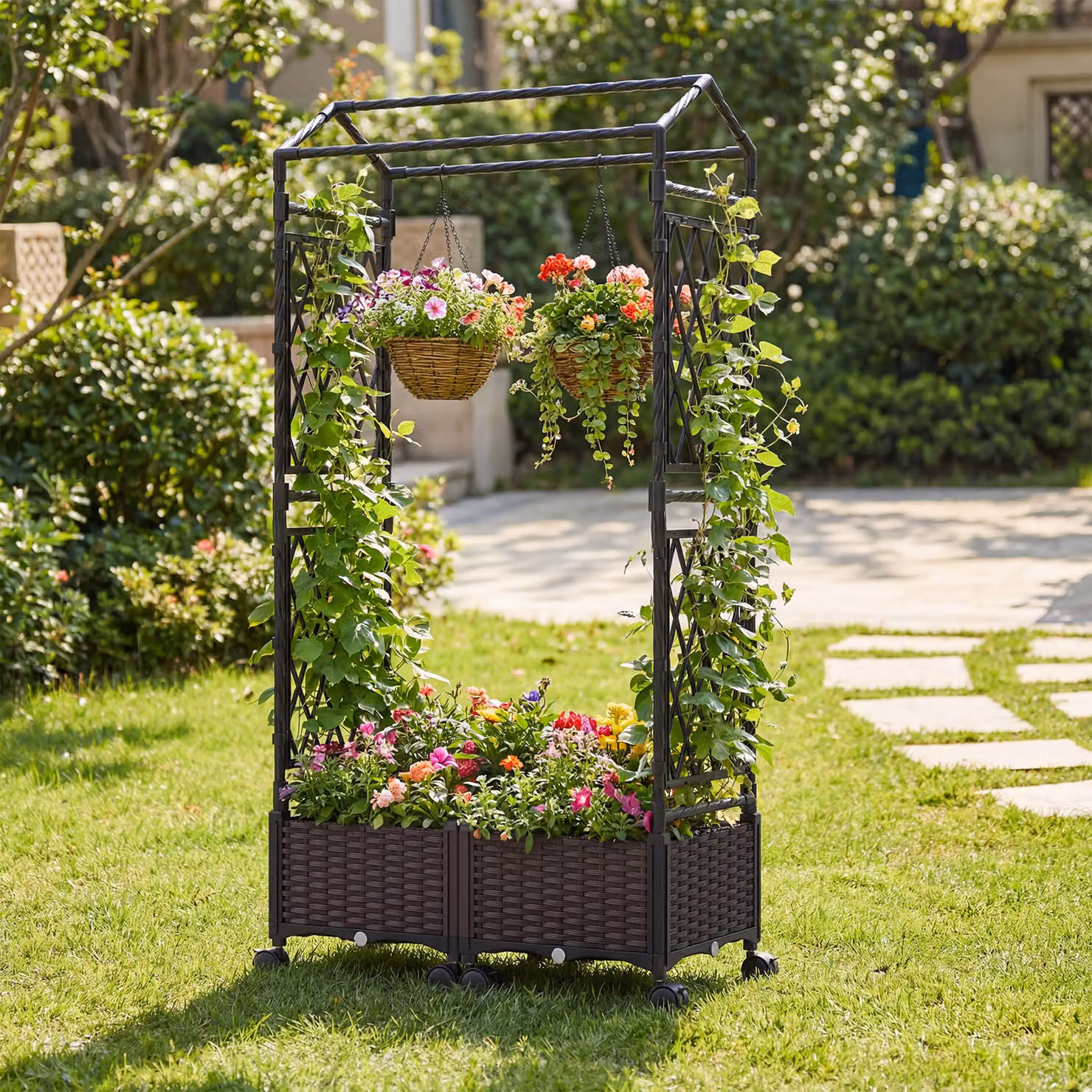 Costway Cassetta per piante con irrigazione automatica e letto rialzato su ruote bloccabili, Vaso da esterno marrone con tetto in rattan impermeabile in WPC