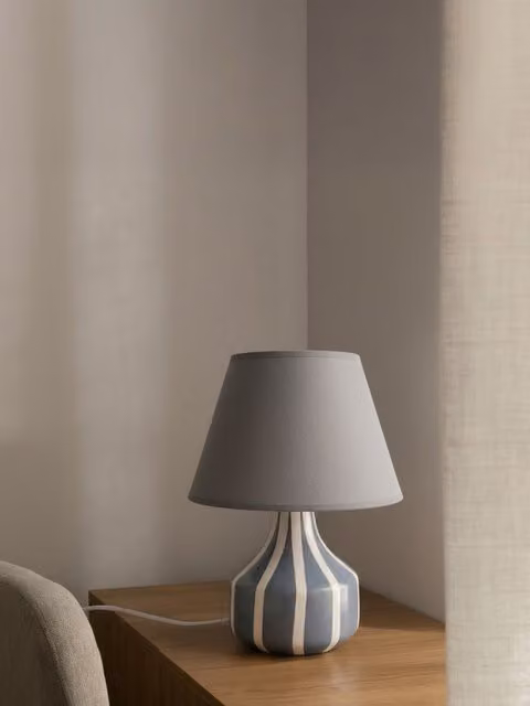 Lampada da tavolo moderna in ceramica e tessuto blu e bianca Kenay Home H 30 cm x L 22 cm