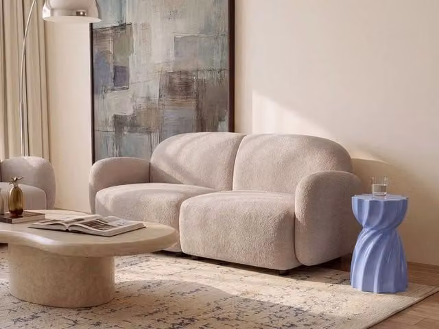 Divano a 3 posti BELIANI in stile retrò con rivestimento in bouclé beige e gambe in legno e plastica per il tuo soggiorno L: 183 cm, P: 82 cm, H: 77 cm – 1