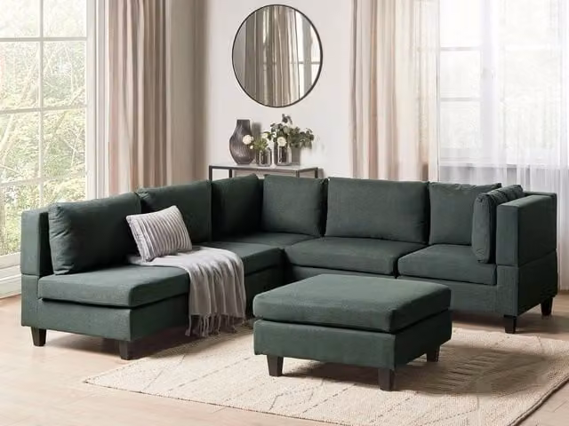 Divano componibile a 5 posti imbottito lato sinistro in tessuto verde scuro con gambe nere e pouf stile moderno