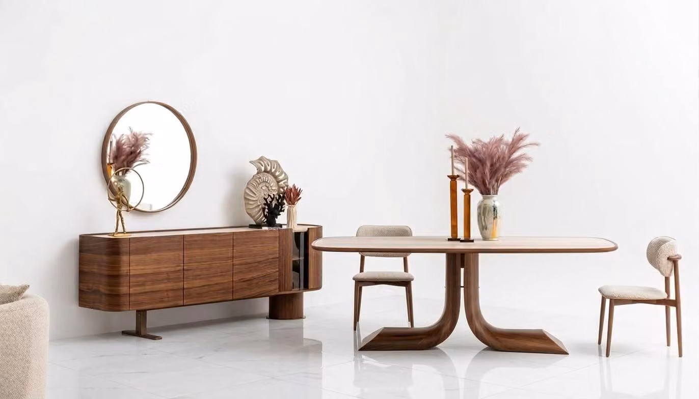 Set per sala da pranzo in stile moderno, di colore marrone, con sedie imbottite e struttura in legno