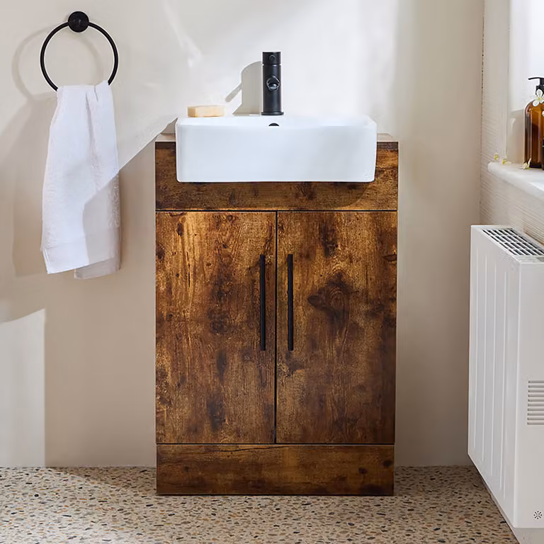 Mobile Bagno a Terra Rovere Scuro da 550mm con Lavabo e Maniglie Nere con Barra a T - Cluo