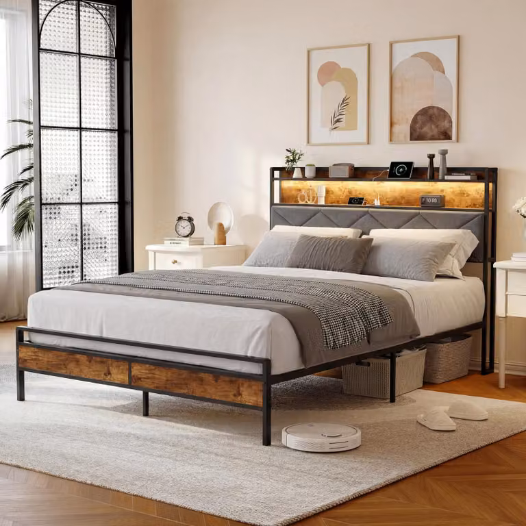 Letto 140x200 cm in metallo e legno, rivestimento in tessuto grigio, LED RGB, USB/Type-C, testiera con ripiano