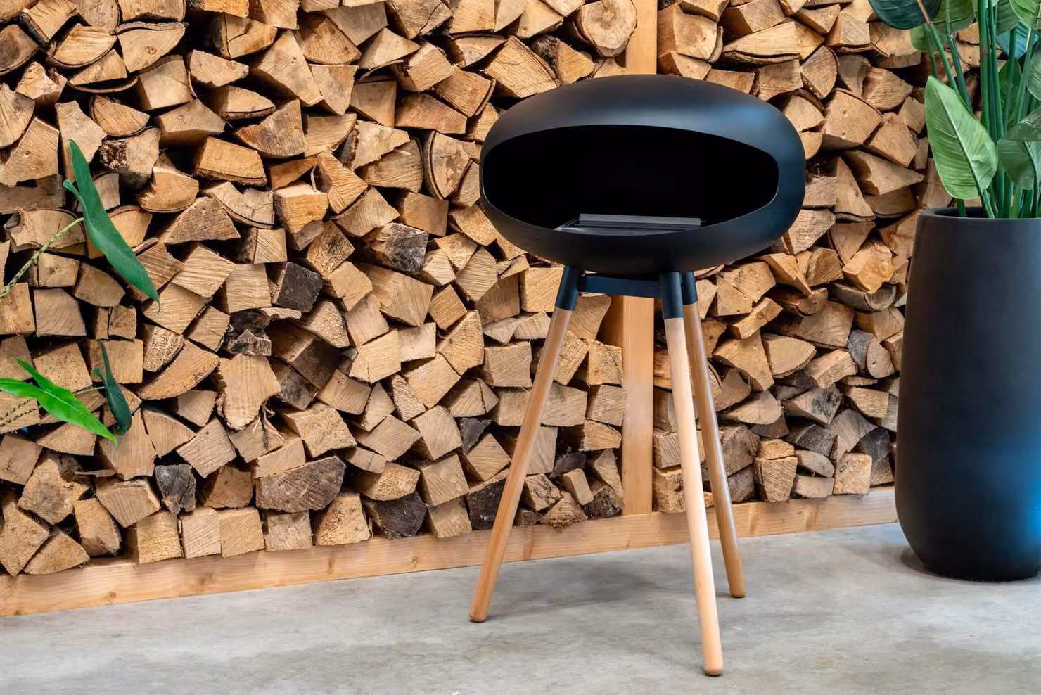 Caminetto a bioetanolo - La Fuego - Modello da pavimento con piedi in legno - Nero opaco - Ø55 cm - Design moderno e senza fumo
