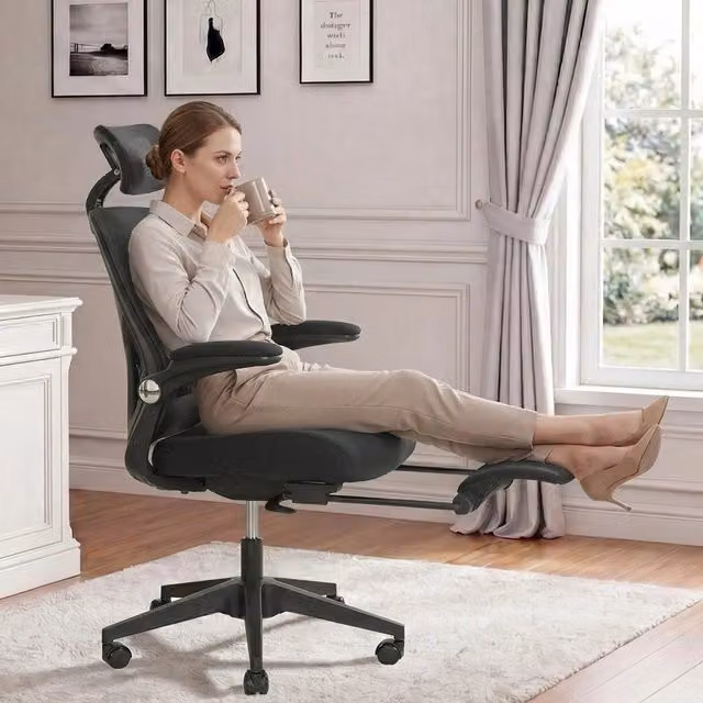 Sedia da ufficio ergonomica pieghevole Minimal nera con braccioli, imbottitura in tessuto e poggiacapo 3D – 1