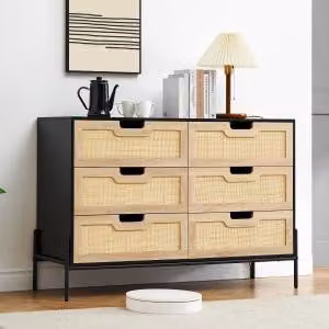 Comodino con cassetti, mobiletto laterale, versatile, capiente, colore nero, realizzato in pannelli di legno (MDF/compensato), con rivestimento in rattan PE resistente agli agenti atmosferici / intreccio viennese.