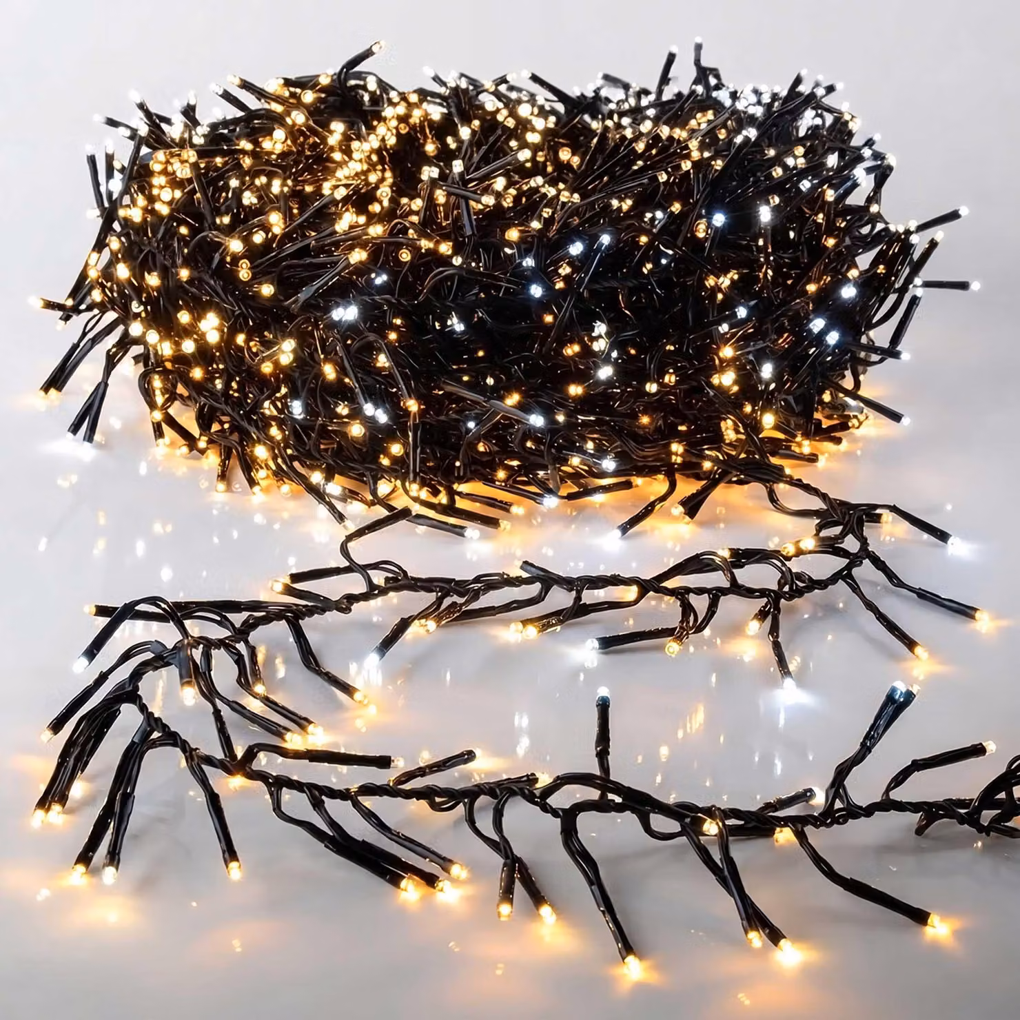 Catena luminosa a LED con luci in due colori: bianco caldo e bianco classico. Lunghezza: 27 metri. Alimentazione a corrente, con dimmer e timer. (3000 LED / 2 colori)