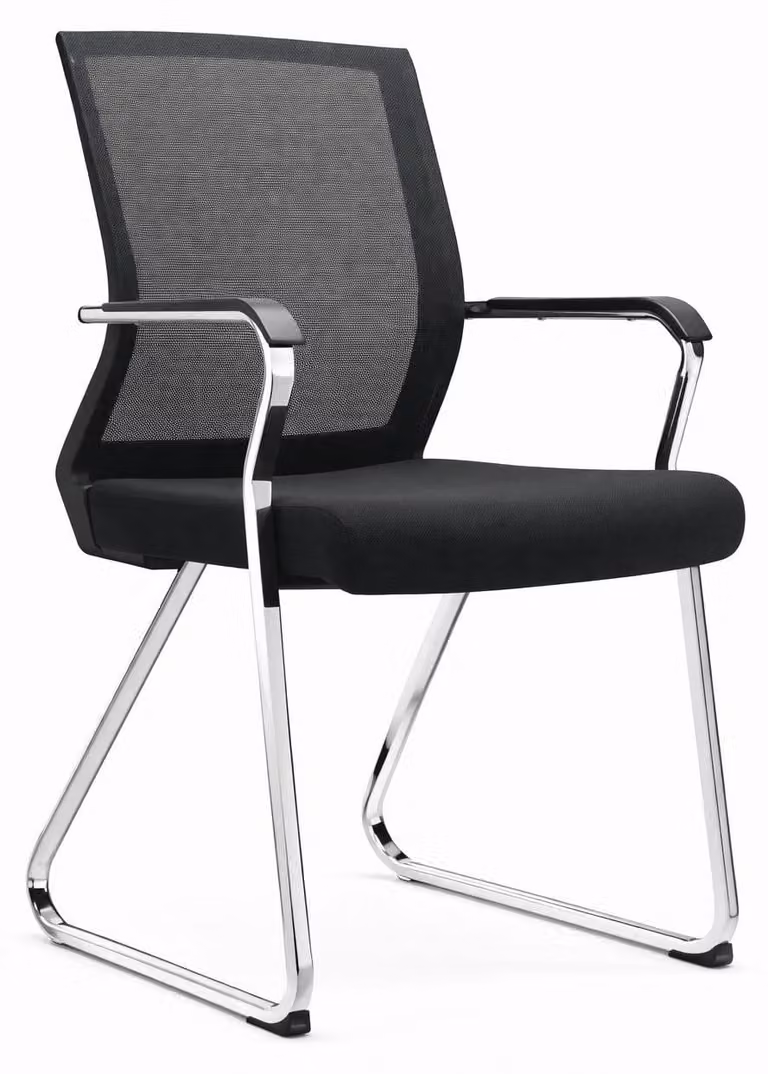 Moderna sedia da conferenza con struttura in metallo cromato e rivestimento in rete