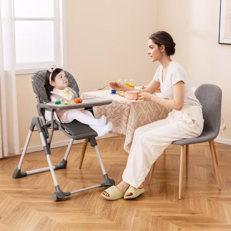 Seggiolone pieghevole Costway per bambini con vassoio staccabile e poggiapiedi regolabile, Grigio